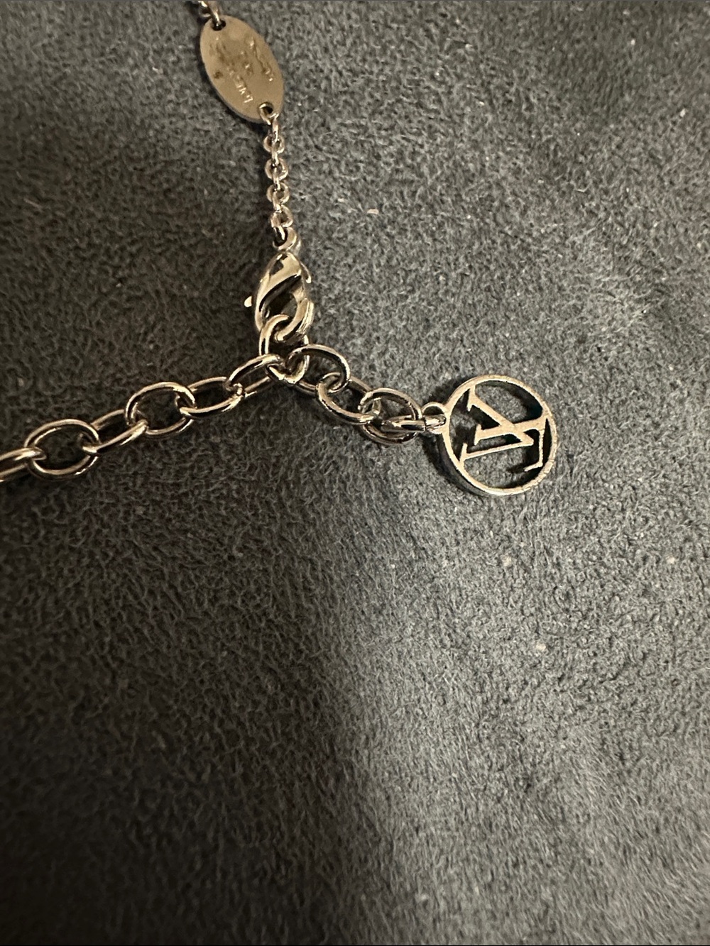 Louis Vuitton Silver V-Pendant Chain Necklace with LV Logo Accents PREOWNED - Picture 4 of 7